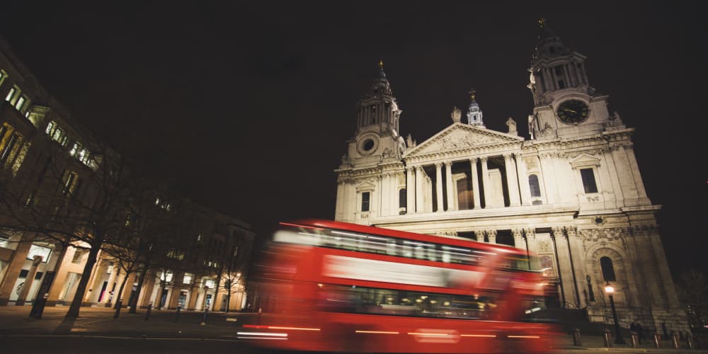 St Paul Cathedral and bus